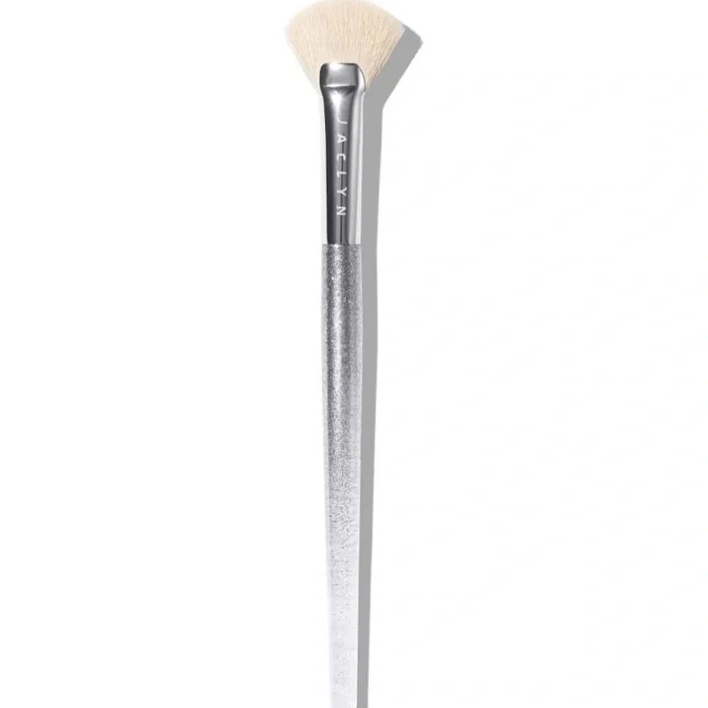 Jaclyn Cosmetics Highlighter Brush
